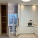 מטבח מודרני מקרר אינטגרלי - DESIGNED KITCHENS חזיתות מטבח כל הסוגים