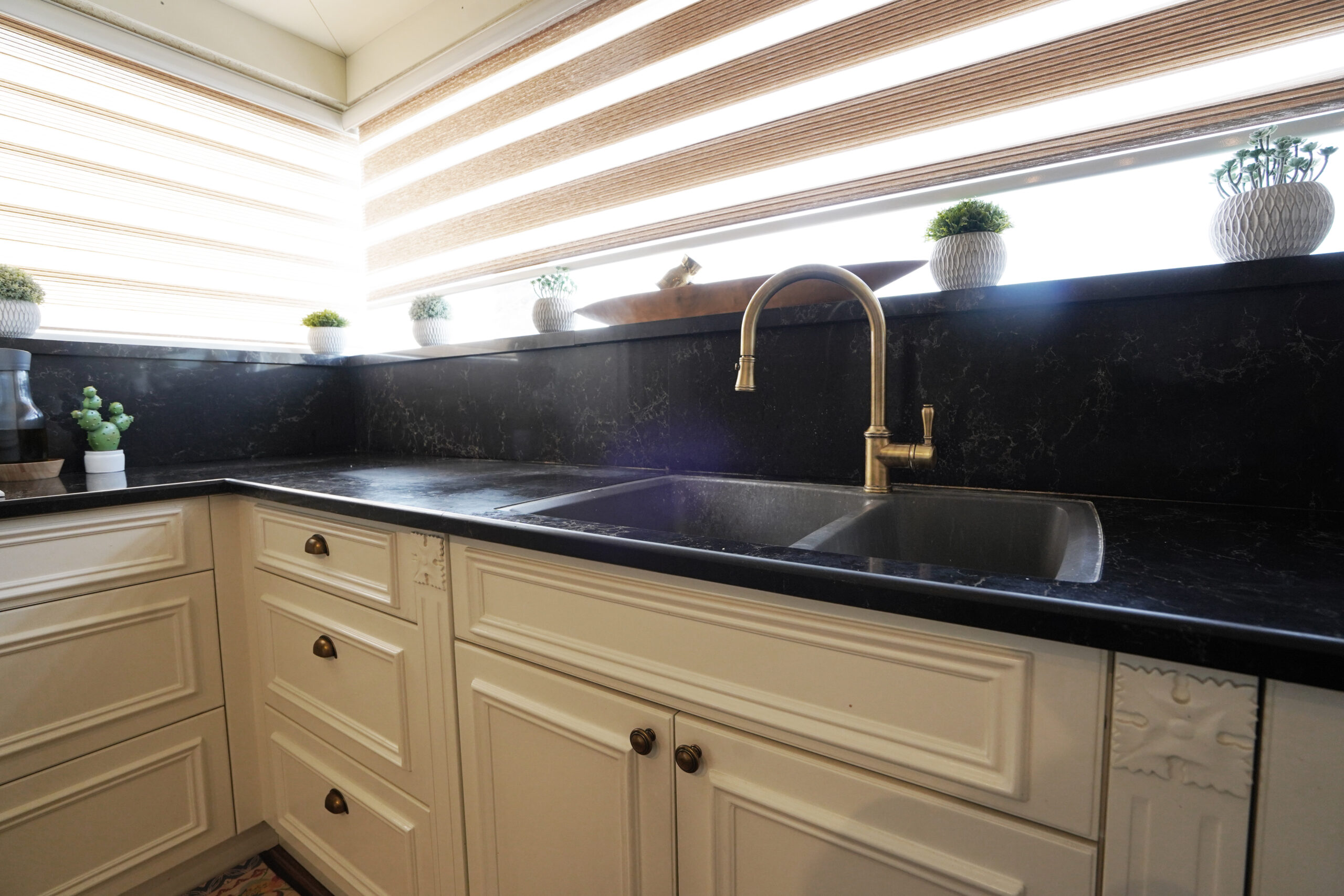 מטבח לבן כפרי - DESIGNED KITCHENS