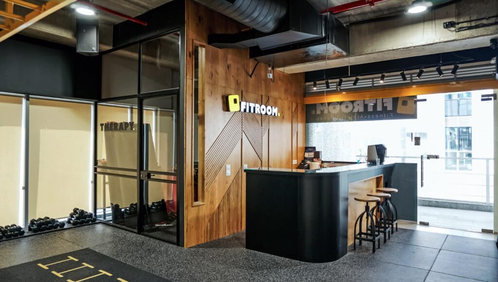 נגרות לעסקים - דלפק לחדר כושר כולל מראות (2)