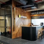 נגרות לעסקים - דלפק לחדר כושר כולל מראות (2)