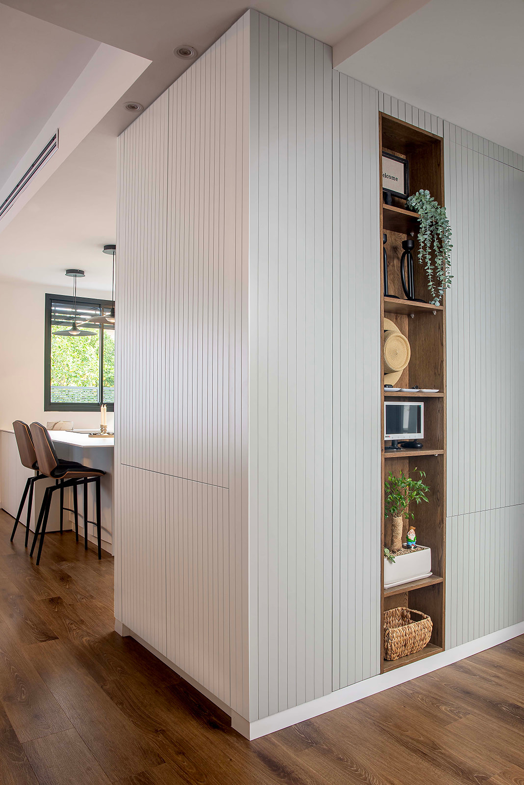 חיפוי עץ לקיר ארון כניסה לבית