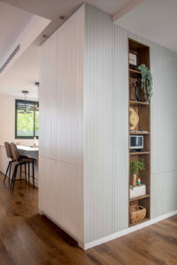 חיפוי עץ לקיר ארון כניסה לבית