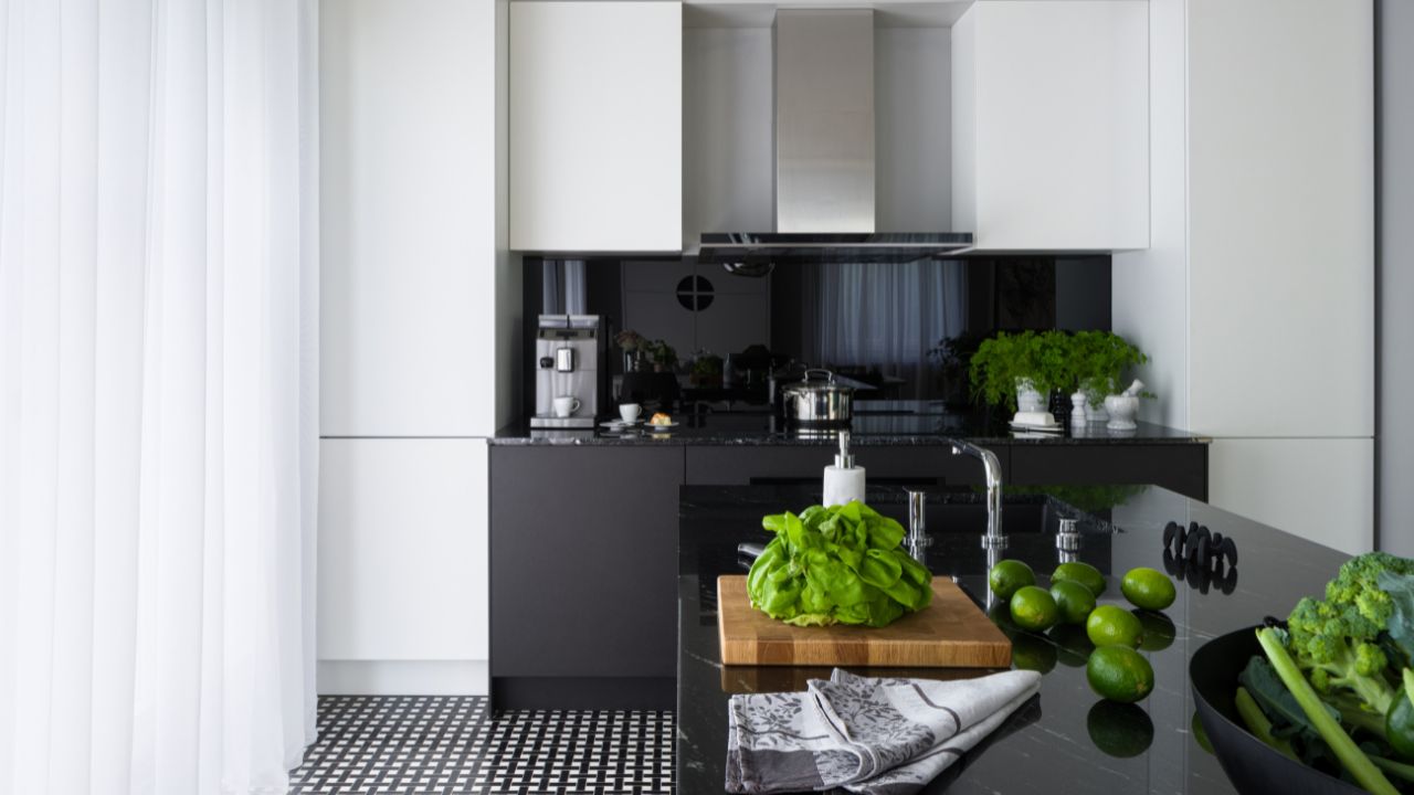 אי למטבח עם שיש