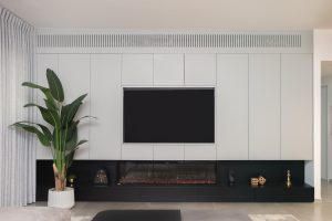 עבודות נגרות בהתאמה אישית - דיב ריהוט ומטבחים DEEB - חיפוי עץ לקיר טלוויזיה -