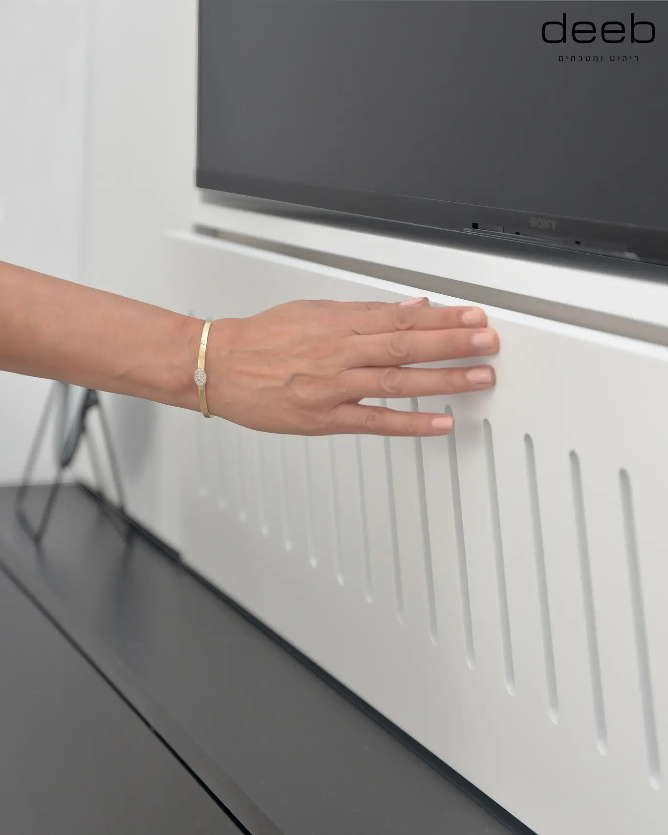 חיפו קיר טלוויזיה עם מזנון בחדר שינה