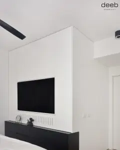 חיפוי קיר טלוויזיה עם מזנון תלוי בחדר שינה