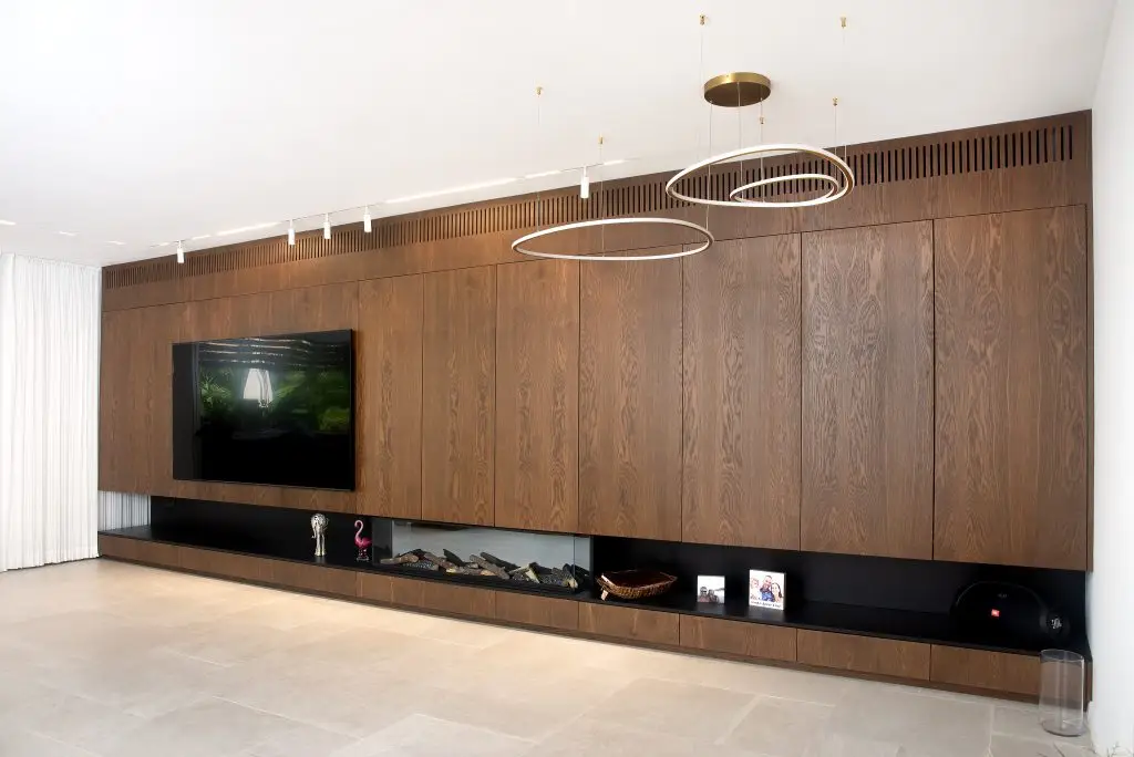 חיפוי עץ לקיר טלוויזיה