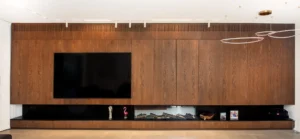 חיפוי עץ לקיר טלוויזיה